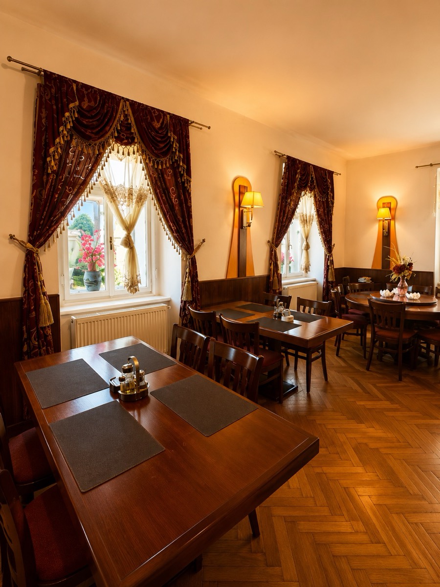 Restaurant ASIA – Gastraum mit Parkettboden