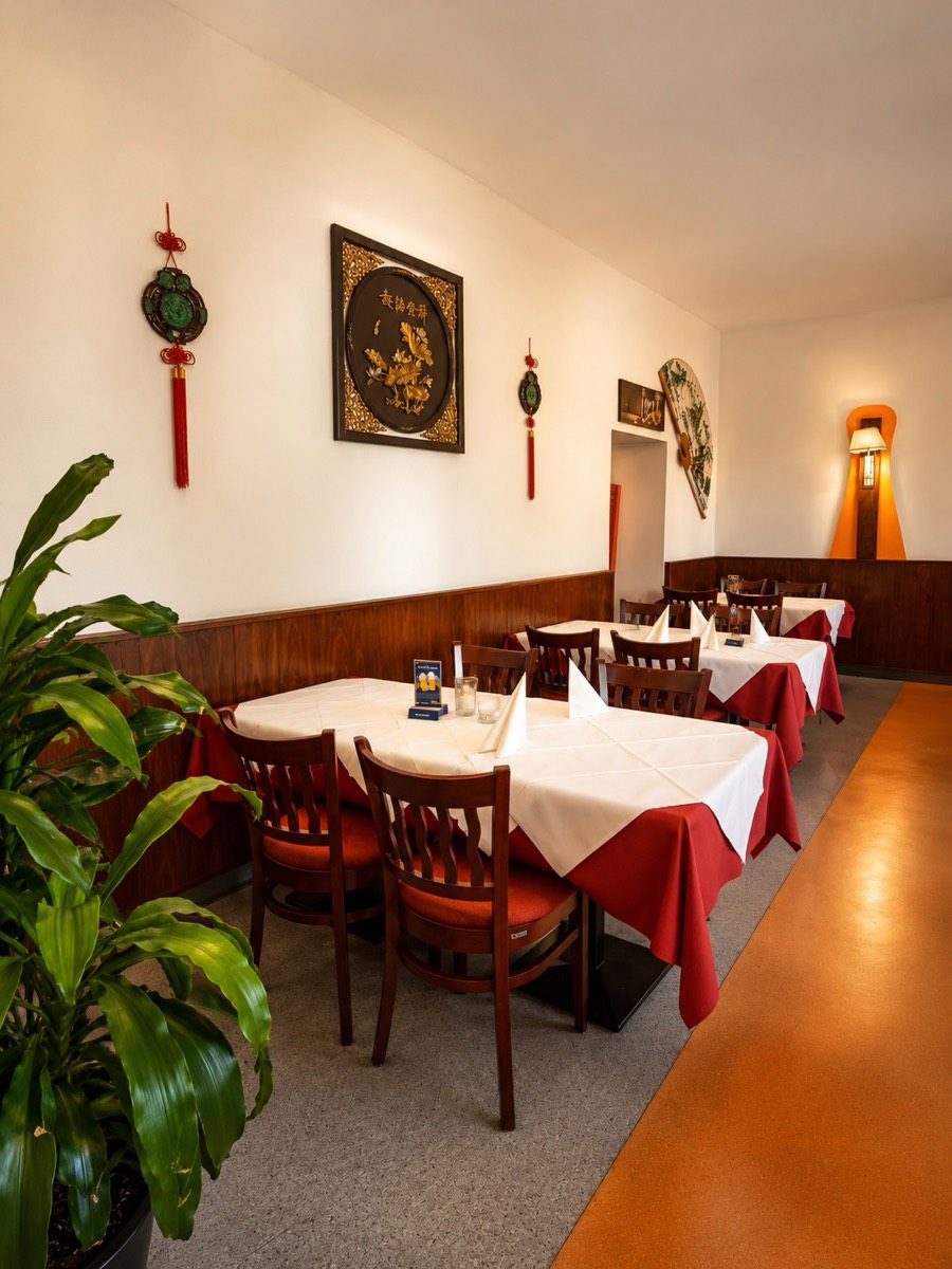 Restaurant ASIA – Gastraum mit chinesischem Wandbild