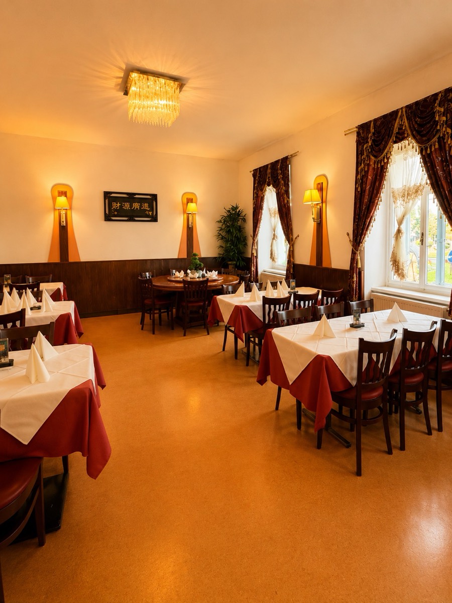 Restaurant ASIA – Gastraum mit Kronleuchter