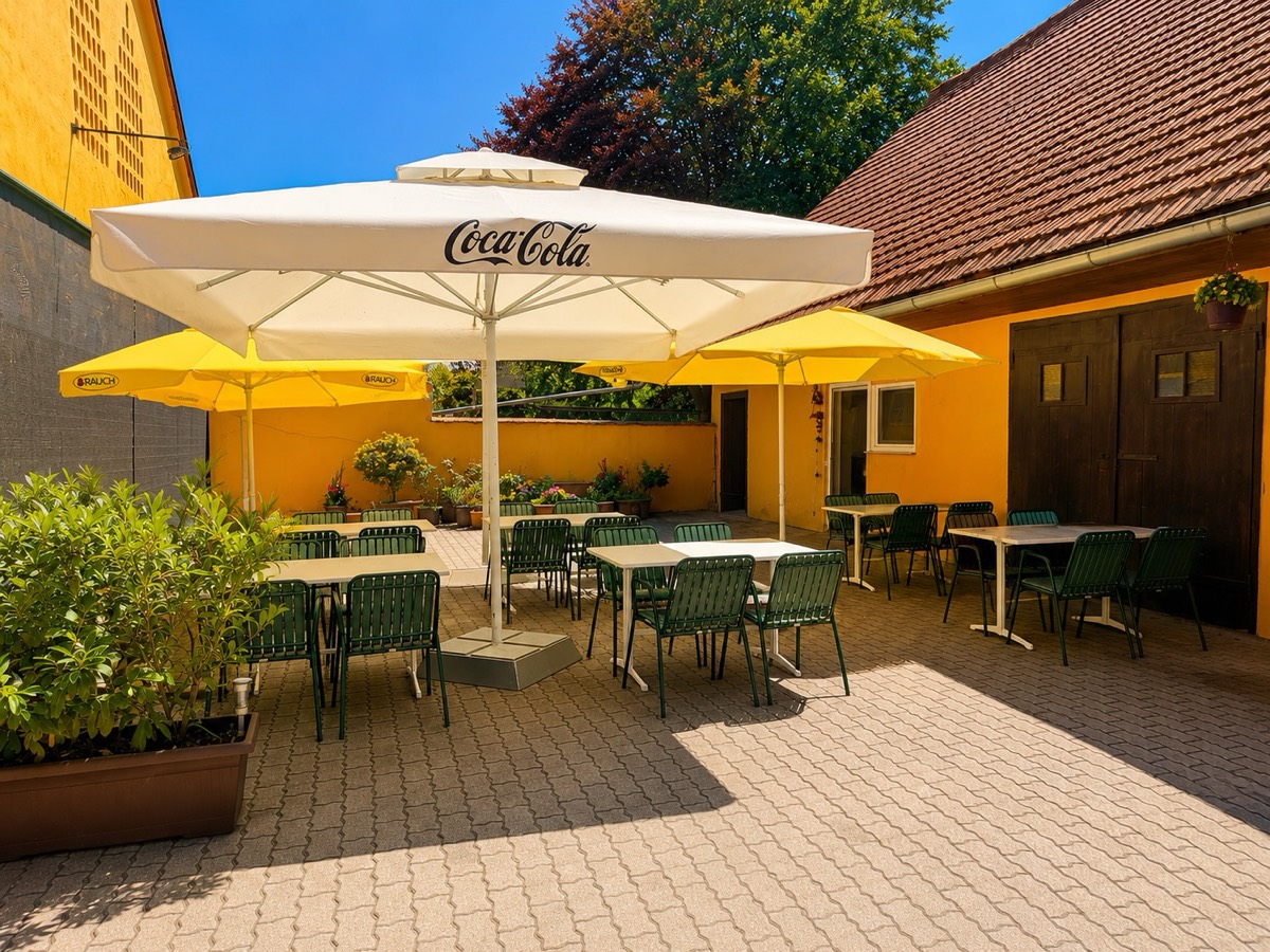 Restaurant ASIA – Terrasse mit Sonnenschirmen